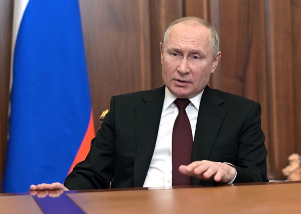 2022년 2월 21일(현지시간) 블라디미르 푸틴 러시아 대통령이 러시아 모스크바 크렘린궁에서 대국민 연설을 하고 있다. 푸틴이 우크라이나 동부 분리주의 지역의 독립을 인정하면서 서방과의 긴장이 고조되고 있다. 