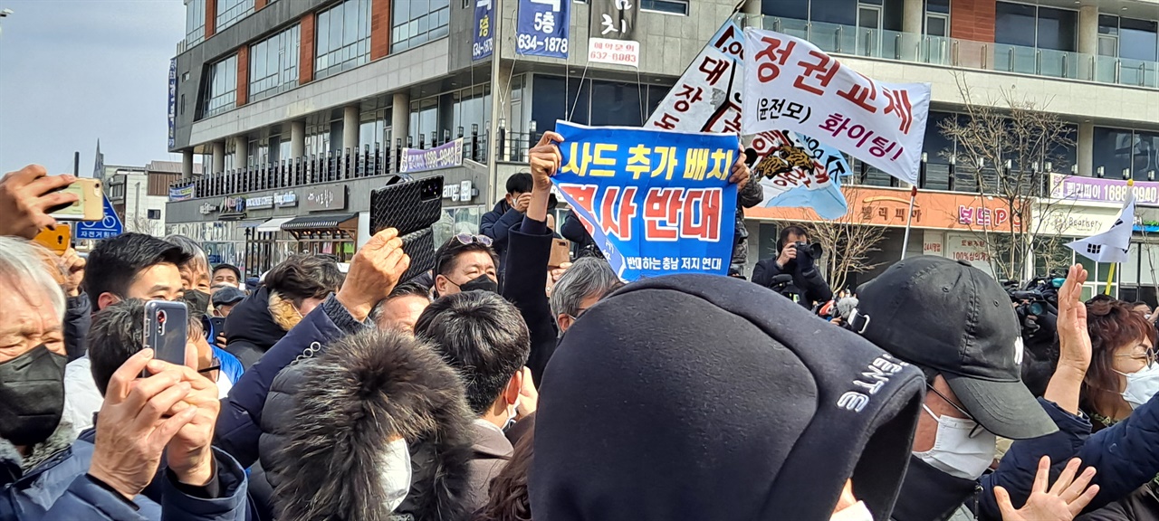 한 홍성 주민이 윤석열 후보의 홍성 유세장에서 사드반대 피켓을 들어 올렸다.