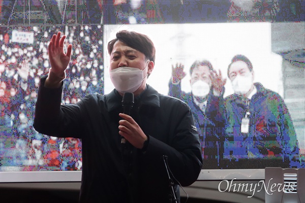 국민의힘 이준석 대표가 22일 오후 서울 마포구 KT&G 상상마당 앞에서 열린 유세에 참석해 윤석열 대선후보에 대해 지지를 호소하고 있다.
