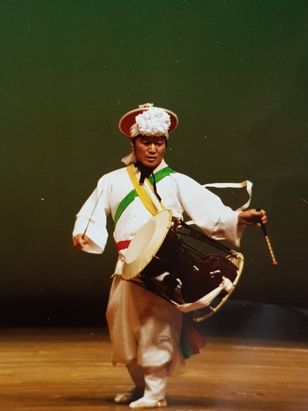 2002년 영남명인전에서 박염 선생이 설장구 기예를 선보이는 모습(사진=진주삼천포농악보존회)