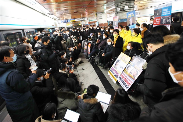 장애인들이 23일 오전 7시 30분께 서울역 지하철 4호선 승강장에서 장애인 이동권 예산 확보를 촉구하는 시위를 벌이고 있다. 심상정 정의당 대선 후보가 시위 현장을 찾았다.
