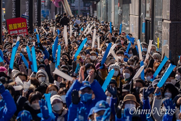 이재명 더불어민주당 대선후보가 23일 오후 충남 천안 신세계백화점 앞에서 유세를 하고 있다.