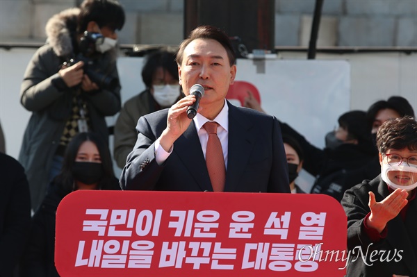 국민의힘 윤석열 대선 후보가 24일 오후 경기도 수원시 팔달문 인근에서 열린 집중유세에서 지지를 호소하고 있다.