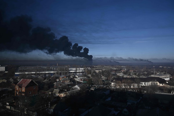 24일(현지시각) 우크라이나 하르키우 인근 추기예프의 한 군용공항에서 검은 연기가 피어오르고 있다.
