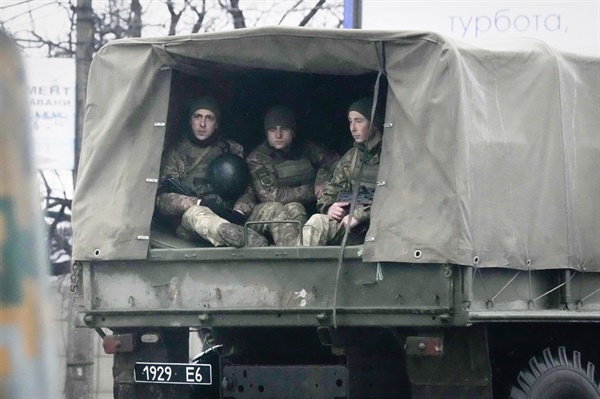 러시아가 우크라이나 침공을 개시한 2월 24일(현지시간) 우크라이나 군인들이 남부 항구도시 마리우폴에서 군용차량을 타고 이동하고 있다. 