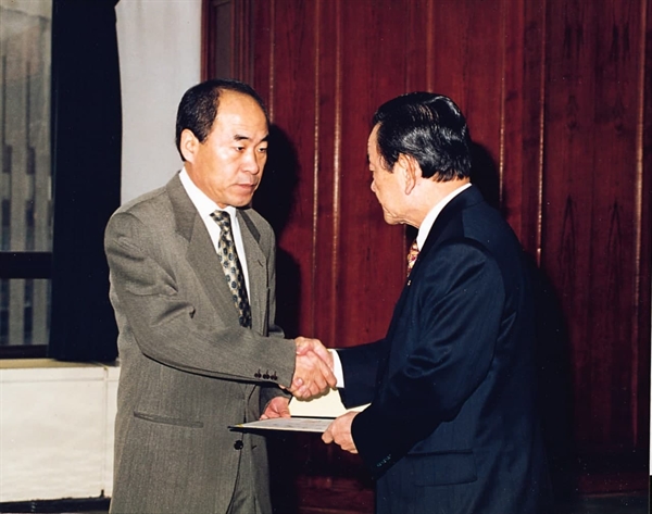 지난 1998년 1월 6일 조남욱 삼부토건 회장이 동생인 조남원 부회장에게 부회장 임명장을 수여하고 있다.