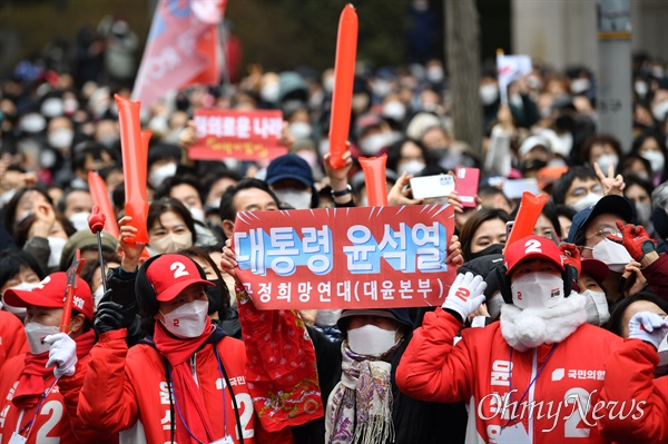 26일 오후 서울 양천구 목동현대백화점 앞에서 열린 국민의힘 윤석열 대선 후보의 유세에서 지지자들이 환호하고 있다. 