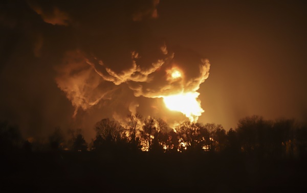 27일(현지시각) 우크라이나 키예프 인근 바실키프에서 러시아의 미사일 공격 이후 석유 저장소에서 큰 화재가 발생했다.
