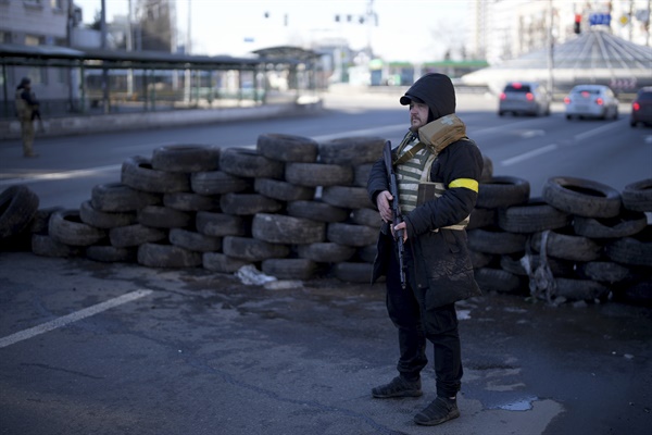 우크라이나 민방위 대원들이 26일(현지시각) 우크라이나 키예프의 검문소를 지키고 있다.
