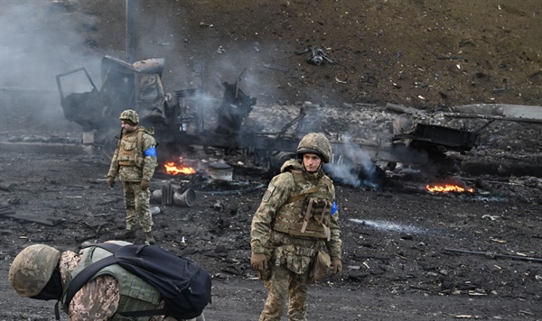 우크라이나 군인들이 지난달 26일 오전(현지시각) 우크라이나 수도 키예프에서 러시아 공격대와 교전 후 불발탄을 찾고 수거하고 있다.