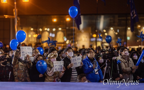 이재명 더불어민주당 대선후보가 27일 오후 울산광역시 남구 롯데백화점 광장에서 유세는 동안 지지자들이 환호 하고 있다. 