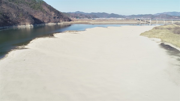 합천보 수문개방으로 드러난 낙동강 은백색 모래톱. 이것이 낙동강의 본래 모습이다. 