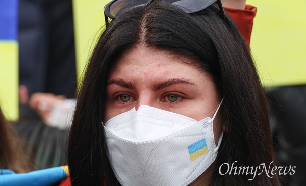 기자회견에 참석한 한 우크라이나 유학생이 눈물을 흘리고 있다.