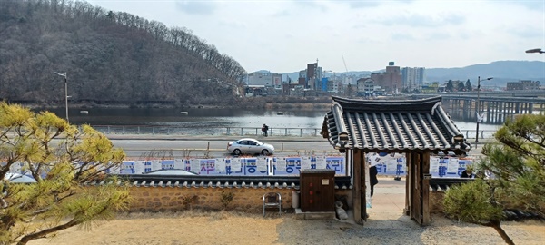 임청각 앞 낙동강 모습(가로 막혔던 철로는 사라지고 도로와 낙동강이 보인다.) 2022년 3월 1일 