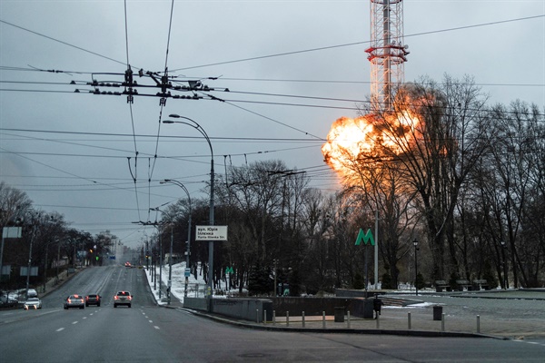 (키예프 로이터=연합뉴스) 1일(현지시간) 우크라이나 수도 키예프에서 러시아군 폭격으로 TV 송신탑에 불길이 치솟고 있다. 현지 언론은 여러 차례 폭발음이 들린 후 TV 방송이 중단됐다고 전했다. 