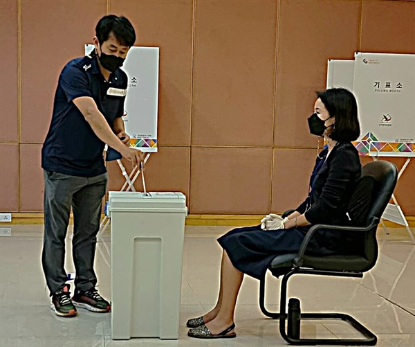 일하는 중에 잊고 있다 급히 투표에 참여한 마지막 투표자