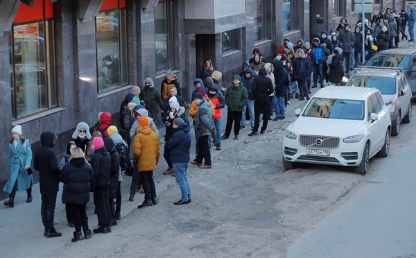 (상트페테르부르크 로이터=연합뉴스) 지난 2월 27일(현지시간) 러시아 상트페테르부르크의 주민들이 현금자동인출기(ATM) 앞에 장사진을 치고 있다. 이날 러시아 각지에서는 루블화가 붕괴할지 모른다는 두려움으로 달러화 인출이 잇따랐다.