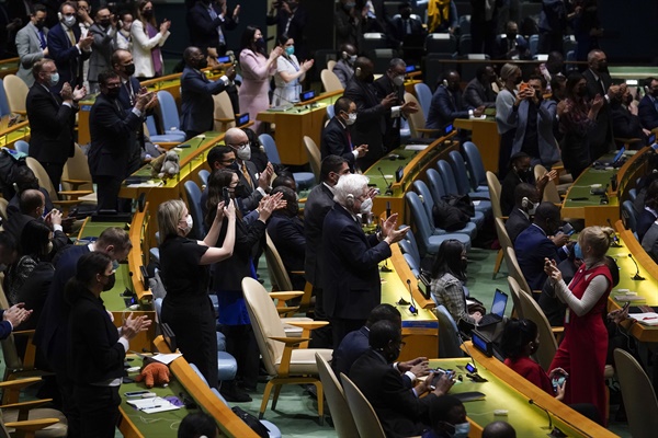 2일(현지시각) 우크라이나 사태에 관한 유엔 긴급 특별총회에서 결의안이 통과되자 회원국들이 일어나 박수를 치고 있다. 
