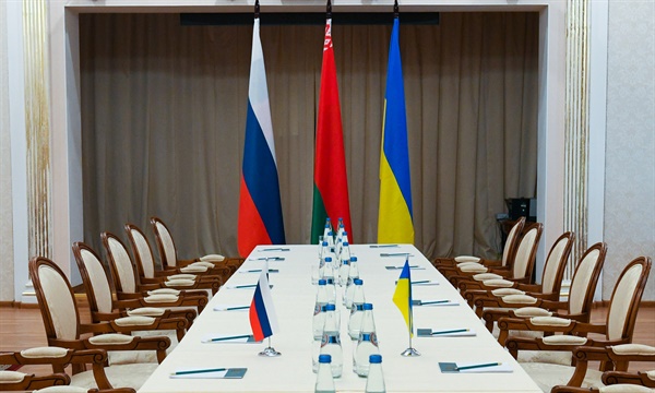 지난 2월 28일 러시아-우크라이나 회담 장소에 러시아와 우크라이나 국기가 게양돼 있다.

