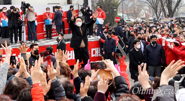 윤석열 국민의힘 대선후보가 4일 오전 부산 사상구 이마트 앞에서 열린 유세에서 장제원 의원과 함께 유권자들에게 지지를 호소하고 있다.