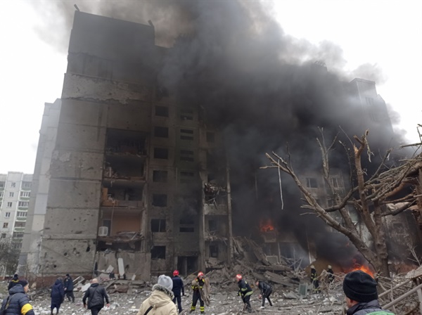 3일(현지시간) 우크라이나 수도 키이우(키예프) 북동쪽 도시 체르니히우에서 소방대원들이 러시아군의 공습으로 파괴된 시 건물의 화재를 진압하고 있다. 러시아의 우크라이나 침공 8일째인 이날 체르니히우에서는 러시아군의 공습으로 최소 22명이 목숨을 잃었다.  