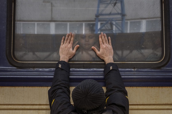 우크라이나 시민(알렉산데르, 41)이 4일(현지시각) 우크라이나 키이우 역에서 딸과 작별 인사를 나누며 손바닥을 창문에 대고 있다. 