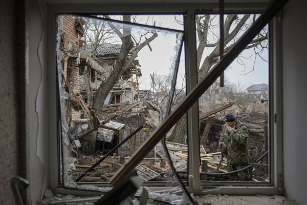 지난 2일(현지시각) 우크라이나 수도 키이우 외곽 고렌카에서 영토방위대원인 한 시민이 러시아군의 공습으로 피해를 입은 집 뒷마당에서 얼굴을 닦고 있다.