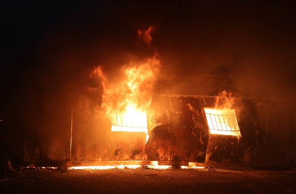  5일 경북 울진군 북면 일대에서 산불이 번져 한 주택이 불길에 휩싸여 있다. 