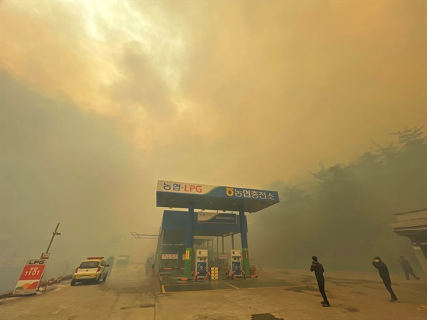 5일 경북 울진군 울진읍 연지리의 한 가스충전소 쪽으로 산불이 번져오고 있다.