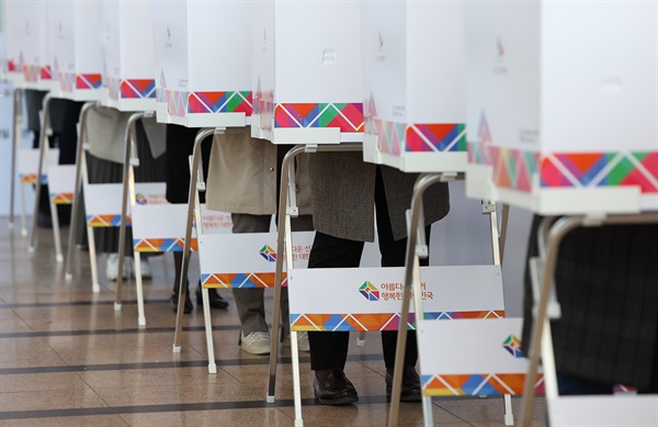  20대 대선 사전투표 이틀째인 5일 오전 서울역 대합실에 마련된 사전투표소를 찾은 시민들이 기표소에서 투표를 하고 있다.