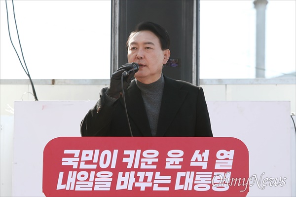 국민의힘 윤석열 대선 후보가 6일 경기도 의정부시 행복로에서 열린 유세에서 지지를 호소하고 있다. 
