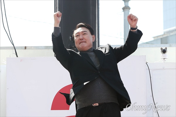 국민의힘 윤석열 대선 후보가 6일 경기도 의정부시 행복로에서 열린 유세에서 어퍼컷 세리머니를 하고 있다. 
