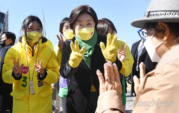 정의당 심상정 대선 후보가 6일 서울 마포구 연남동 연트럴파크 2030 프라이드 유세에서 지지를 호소하던 모습. 왼쪽은 강민진 청년정의당 대표.