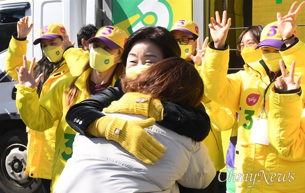 정의당 심상정 대선 후보가 지난 6일 서울 마포구 연남동 연트럴파크에서 열린 2030 프라이드 유세에서 지지자와 포옹하는 모습.