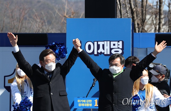 더불어민주당 이재명 대선 후보와 새로운물결 김동연 대표가 지난 6일 서울 도봉구 도봉산 입구에서 합동유세를 펼치고 있다. 