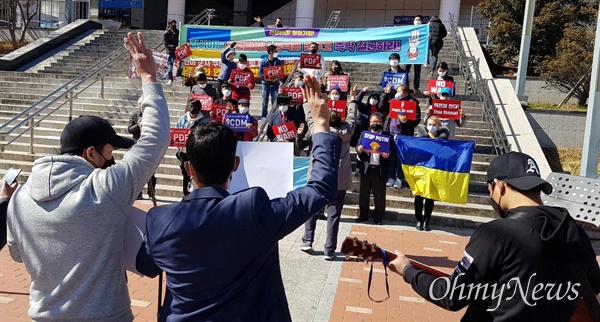3월 6일 오후 창원역 광장에서 열린 "우크라이나 전쟁반대 및 평화기원, 미얀마 민주주의 연대 53차 일요시위".