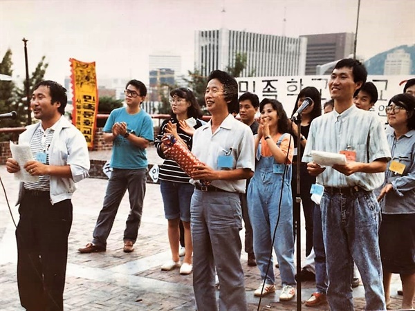  재야단체에서 활동하던 시절의 김혜준 전 영진위 사무국장(오른쪽)