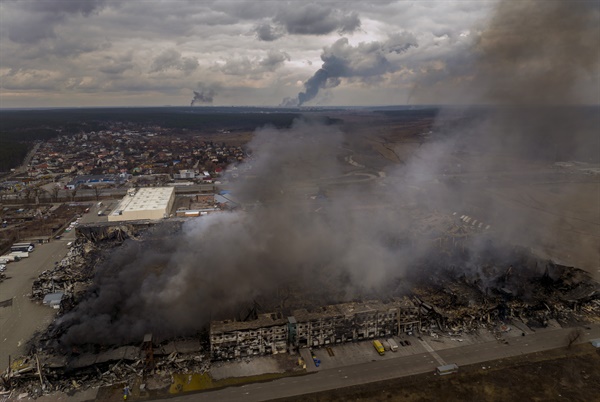 6일(현지시각) 우크라이나 키이우 외곽의 이르핀에서 공장과 상점이 불타고 있다.

