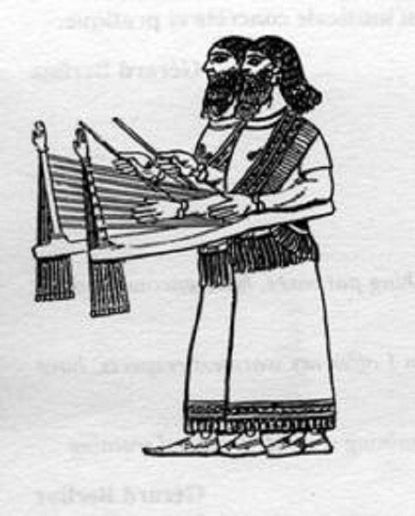 산투르에 대한 가장 오래된 기록은 기원전 669년 아시리아와 바빌로니아의 석조 조각에서 발견되었다.
