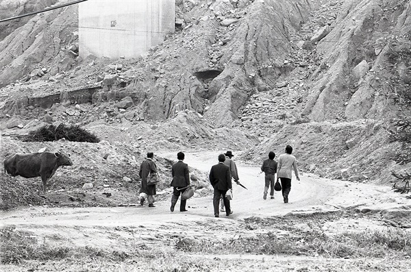 안동시 임동면 망천리 고향을 떠나는 주민들(1986년 11월 9일)