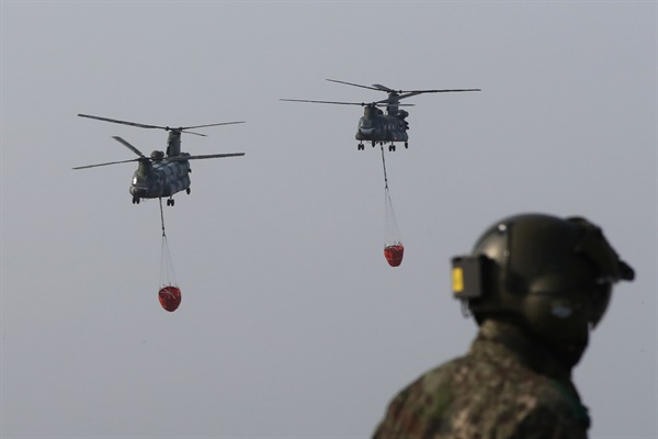지난 7일 경북 울진 산불 진화 작전을 위해 육군항공사령부 소속 CH-47 치누크 헬기가 기동하고 있다.