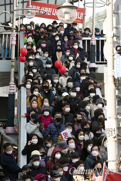 8일 대구 서문시장에서 시민들이 윤석열 국민의힘 대선 후보의 유세를 지켜보고 있다.