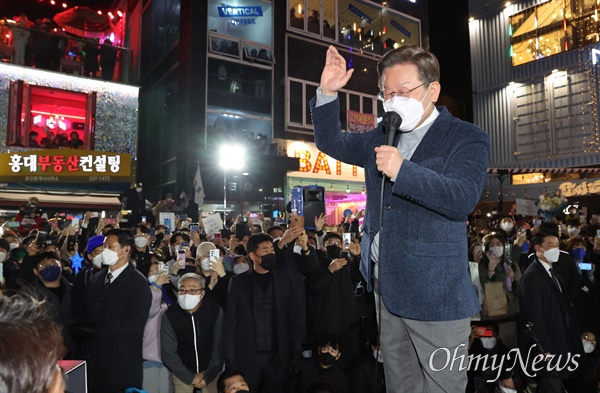 이재명 더불어민주당 대선후보가 지난 3월 8일 서울시 마포구 홍대 걷고싶은거리 광장무대에서 마지막 유세를 하고 있다.