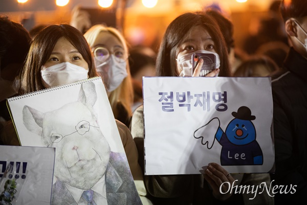 공식 선거운동 마지막 날인 8일 저녁 이재명 더불어민주당 대선후보의 지지자들이 서울 마포구 홍대 걷고싶은거리에서 열린 유세에서 이 후보를 지지하는 그림을 들고있다.