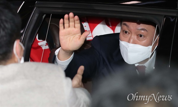 윤석열 국민의힘 대선 후보가 당선이 확실시 되자 3월 10일 새벽 서울 서초구 자택을 나서 차량에 올라 지지자들을 향해 인사하고 있다.