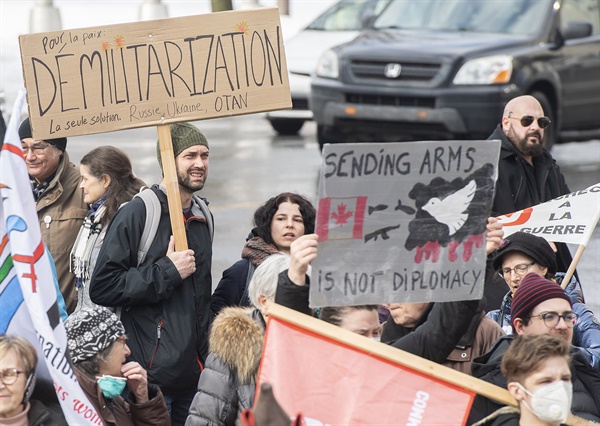 지난 6일(현지시각) 우크라이나 전쟁에 반대하는 캐나다 몬트리올 시민들이 시위를 벌이고 있다. 