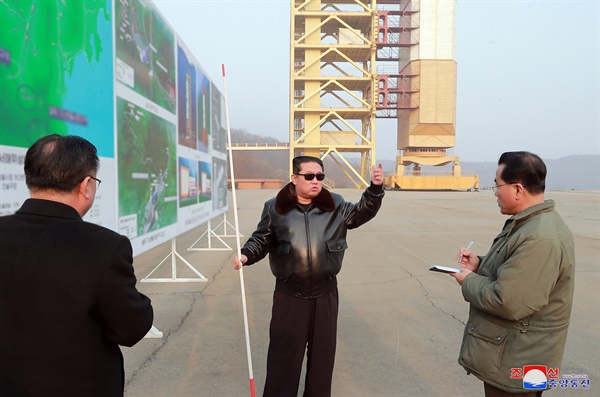 북한 김정은 국무위원장이 대륙간탄도미사일(ICBM)로 전용 가능한 장거리 로켓을 발사할 수 있는 서해위성발사장을 현지지도 했다고 조선중앙통신이 11일 보도했다. 2022.3.11