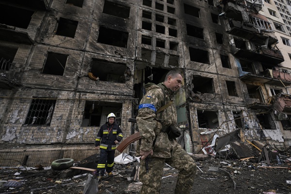 우크라이나 군인과 소방관들이 14일(현지시각) 우크라이나 키이우에서 파괴된 건물을 수색하고 있다. 
