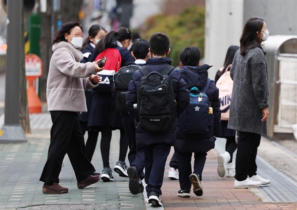 가족 등 동거인이 코로나19에 확진됐더라도 학생들은 등교가 가능해진 14일 오전 서울 시내의 한 초등학교에서 학생들이 등교하고 있다