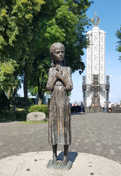 키이우의 홀로도모르 추모관 앞의 소녀상. 소련정부가 법으로 금지한, 밀 이삭을 손에 들고 있다.